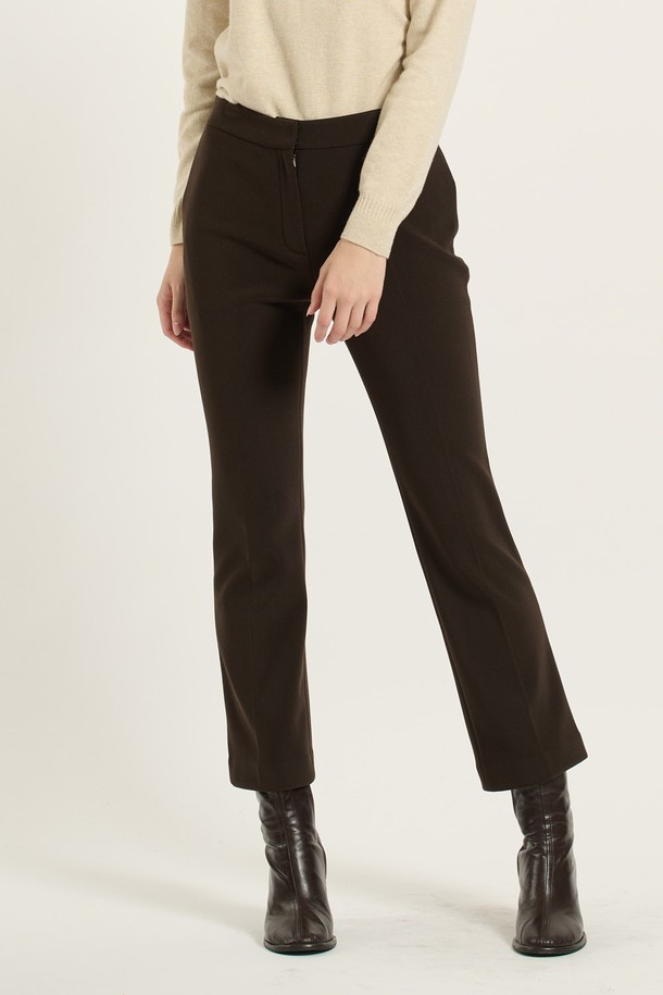 세련된 무드의 여성 부츠컷 팬츠, [25WT] 브라운 B5DAP32074입니다. 모던하고 시크한 스타일을 연출하며, 캐주얼부터 오피스룩까지 폭넓게 활용 가능합니다. 가을에 어울리는 긴 기장으로, 슬림핏과 부드러운 촉감을 선사합니다. 폴리에스테르, 폴리우레탄, 레이온, 나일론 혼방 소재로 제작되어 내구성과 복원력이 우수하며 신축성 또한 갖추었습니다. 블랙 색상 옵션도 제공됩니다.
