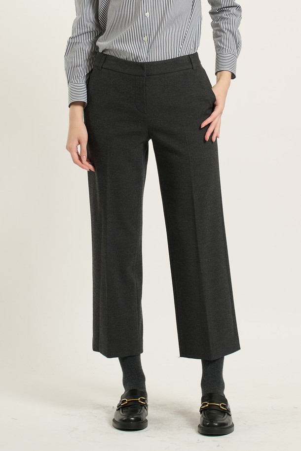 [25WT] 체크 속기모 와이드 팬츠 - DARK GRAY (다크 그레이) B5DAP32517는 여성용 와이드 팬츠입니다. 다크 그레이 및 다크 베이지 색상으로 출시되었으며, 가을, 겨울 시즌에 어울리는 두꺼운 두께감의 기모 안감을 사용했습니다. 일상 및 캐주얼 룩에 적합하며, 출근룩과 모임룩에도 활용할 수 있습니다. 폴리에스테르, 레이온, 폴리우레탄 혼방 소재로 제작되어 부드러운 촉감을 제공하며, 체크 패턴이 클래식, 캐주얼, 미니멀한 스타일을 연출합니다. 
