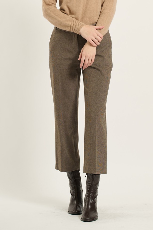 세련된 무드의 여성 [25WT] 체크 속기모 와이드 팬츠 - DARK BEIGE (다크 베이지) B5DAP32573입니다. 9부 기장의 와이드핏으로 편안하면서도 스타일리시하게 연출할 수 있습니다. 부드러운 촉감의 폴리에스터, 레이온, 폴리우레탄 혼방 소재로 제작되어 겨울철에도 따뜻하게 착용 가능합니다. 기모 안감과 밴딩 허리, 사이드 포켓, 더블 스티치 디테일이 실용성을 더하며, 오피스룩과 출근룩에 시크하고 모던한 매력을 더합니다. 다크 베이지와 다크 그레이 두 가지 컬러로 만나보세요.
