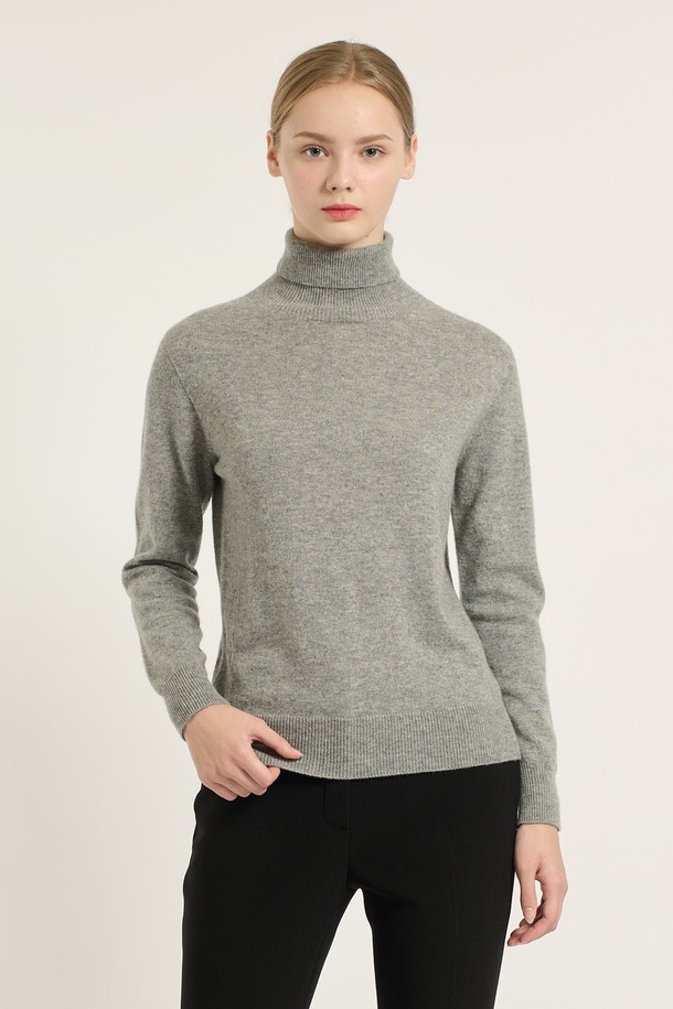 [25WT] 캐시미어 풀오버 - MULTI M GRAY B5DAK31997는 부드러운 촉감의 캐시미어 소재로 제작된 여성용 터틀넥 풀오버입니다. 가을, 겨울 시즌에 어울리는 레귤러 핏의 긴소매 디자인으로, 일상, 출근룩, 모임룩 등 다양한 TPO에 활용할 수 있습니다. 심플, 베이직, 모던, 캐주얼 스타일을 아우르는 무지 패턴의 멀티 M 그레이 컬러가 특징입니다. 레귤러 기장으로, 클래식, 미니멀, 캐주얼 스타일에 모두 잘 어울립니다. 하이넥 디자인으로도 연출이 가능합니다.
