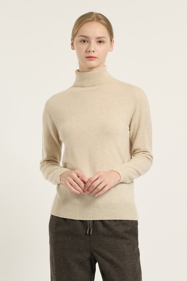 [25WT] 캐시미어 풀오버 - LIGHT BEIGE B5DAK31971는 여성용 상의 니트/스웨터 카테고리의 제품으로, 가을과 겨울에 착용하기 좋습니다. 라이트 베이지 색상의 캐시미어 소재로 제작되었으며, 부드러운 촉감과 보온성을 제공합니다. 터틀넥 디자인에 긴 소매, 레귤러핏으로 제작되었으며, 리브드 디자인이 특징입니다. 클래식, 캐주얼, 베이직, 모던 스타일을 모두 아우르며 출근룩, 오피스룩, 모임룩에 활용하기 좋습니다.
