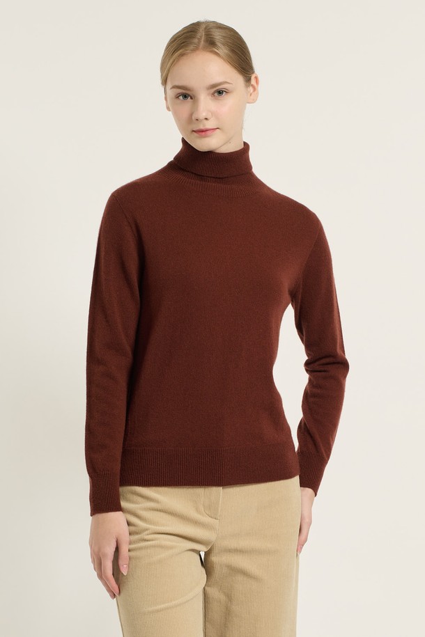 [25WT] 캐시미어 풀오버 - BRICK B5DAK31927는 부드러운 촉감의 캐시미어 소재로 제작된 여성용 터틀넥 풀오버입니다. 가을과 겨울에 어울리는 레귤러 핏의 긴소매 디자인으로, 베이직, 클래식, 우아한 스타일을 연출합니다. 브릭, 라이트 베이지, 멜란지 그레이 세 가지 컬러로 출시되어 오피스룩, 모임룩, 데이트룩 등 다양한 TPO에 활용 가능합니다. 미니멀, 시크, 클래식한 스타일을 선호하는 분들께 추천합니다. 레귤러 기장과 보통 두께감으로 편안하게 착용할 수 있습니다.
