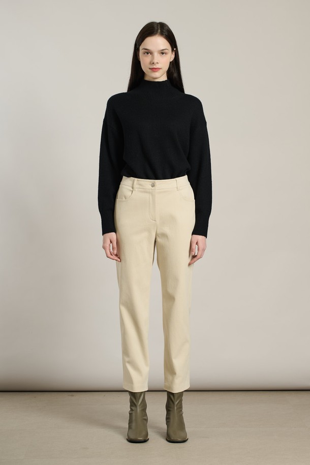 따뜻하고 포근한 겨울을 위한 [25WT] 기모 일자 플론 팬츠입니다. 부드러운 촉감과 슬림핏으로 편안하면서도 세련된 스타일을 연출합니다. 라이트 베이지 컬러의 무지 디자인으로 어떤 상의에도 잘 어울려 데일리룩으로 활용하기 좋습니다. 면, 폴리우레탄, 기모, 레이온 혼방 소재로 제작되어 보온성이 뛰어나고, 두꺼운 두께감으로 추운 날씨에도 끄떡없습니다. 일상 속 캐주얼 스타일을 완성해 보세요.
