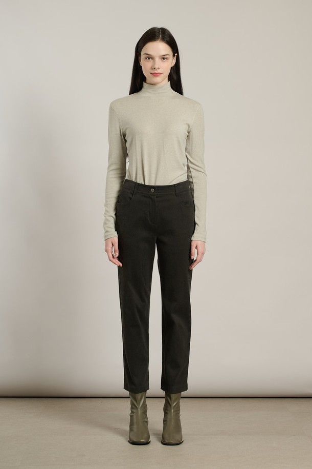 [25WT] 기모 일자 플론 팬츠 - DARK GREEN A5WAP33143는 여성용 바지로, 겨울철 데일리웨어 및 캐주얼룩에 적합합니다. 톤 다운된 다크 그린 색상과 베이직, 캐주얼, 모던, 컨템포러리 스타일을 아우르는 디자인으로 출근룩에도 활용 가능합니다. 면, 레이온, 폴리우레탄 혼방의 부드러운 촉감과 유연한 신축성이 특징이며, 안감 기모로 보온성을 높였습니다. 발목 위로 떨어지는 긴 기장의 일자핏 슬림 팬츠로, 버튼과 지퍼 디테일이 있으며 신축성이 있어 편안하게 착용할 수 있습니다.
