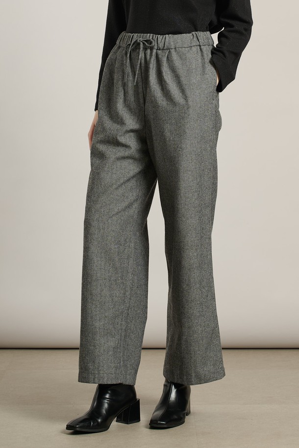 [25WT] 헤링본 스트링 팬츠 - M GRAY A5W9P30916는 여성용 헤링본 스트링 팬츠입니다. 가을, 겨울 시즌에 어울리며, M GRAY와 BROWN 두 가지 색상으로 제공됩니다. 일상, 오피스, 캐주얼 등 다양한 TPO에 활용 가능하며, 클래식, 캐주얼, 모던, 베이직 스타일을 연출할 수 있습니다. 루즈핏, 여유로운 핏의 와이드, 스트레이트, 일자핏 디자인으로 편안한 착용감을 선사합니다. 허리 밴딩과 스트링 디테일로 편의성을 더했으며, 부드러운 폴리에스테르와 모 소재로 제작되었습니다.
