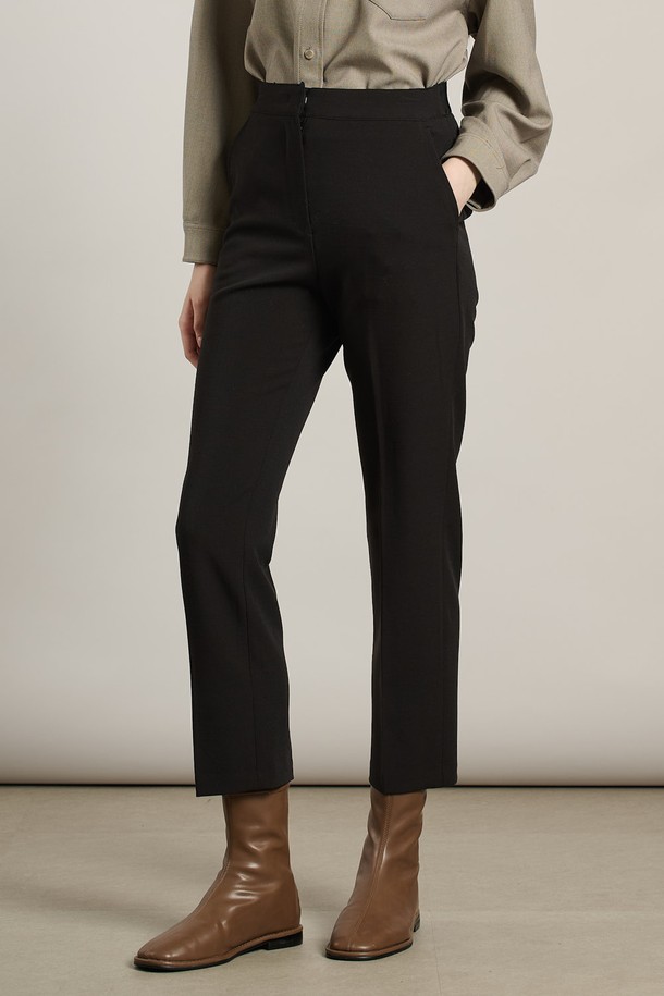 세련된 무드의 여성 분또 슬림 팬츠입니다. 일상룩과 오피스룩 모두 소화 가능한 활용도 높은 아이템으로, 모던, 컨템포러리, 캐주얼, 심플, 클래식, 우아한 스타일을 연출할 수 있습니다. 부드러운 촉감의 폴리에스테르, 레이온, 폴리우레탄 혼방 소재로 제작되어 편안한 착용감을 선사하며, 슬림핏과 일자핏으로 다리 라인을 더욱 돋보이게 합니다. 신축성과 형태 유지 기능으로 활동성을 높였으며, 블랙 컬러의 무지 디자인으로 어떤 상의와도 쉽게 매치할 수 있습니다. 출근룩으로도 손색없는 세련된 스타일을 완성해 보세요.
