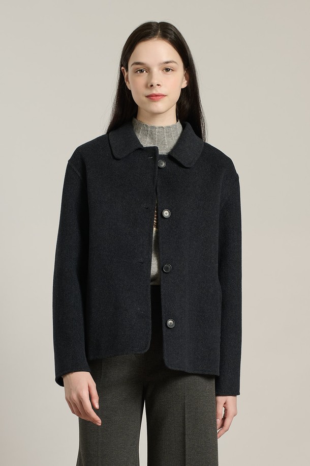 [25WT] 울캐시미어 핸드메이드 자켓 DARK NAVY A5WAJ12756는 여성 고객을 위한 아우터 카테고리의 자켓입니다. Dark Navy, 즉 짙은 네이비 컬러의 무지 디자인으로, 일상과 캐주얼 스타일에 모두 잘 어울립니다. 가을과 겨울에 착용하기 적합하며, 세련되고 차분한 무드를 연출합니다. 핸드메이드 방식으로 제작되어 부드러운 촉감과 포근함을 선사하며, 레귤러 핏과 싱글 버튼 여밈, 긴 소매 기장이 특징입니다. 오피스룩, 출근룩, 모임룩 등 다양한 TPO에 클래식, 미니멀, 시크한 스타일을 더해줍니다.
