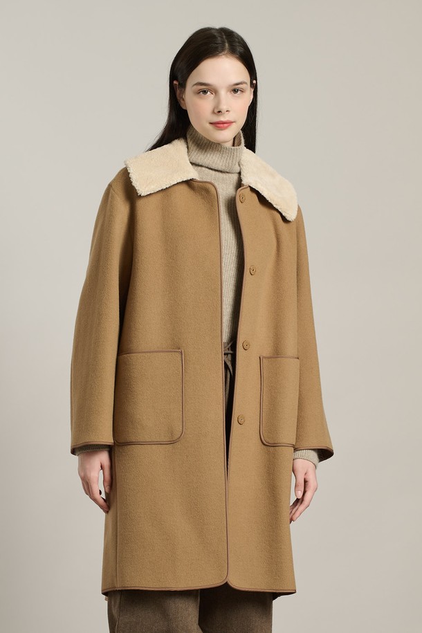 [25WT] 양털 카라 코트 - M BEIGE A5WBH84272는 여성용 아우터 코트입니다. M BEIGE(베이지) 컬러의 무지 디자인으로, 겨울철 일상과 출근룩에 모두 잘 어울립니다. 부드러운 촉감과 견고함이 느껴지는 모, 나일론 혼방 소재로 제작되었으며, 롱 기장에 루즈핏으로 편안하게 착용 가능합니다. 양털 카라와 스냅 버튼, 포켓 디테일이 돋보이는 싱글 코트로, 클래식, 모던, 캐주얼, 베이직 스타일을 모두 소화할 수 있습니다.
