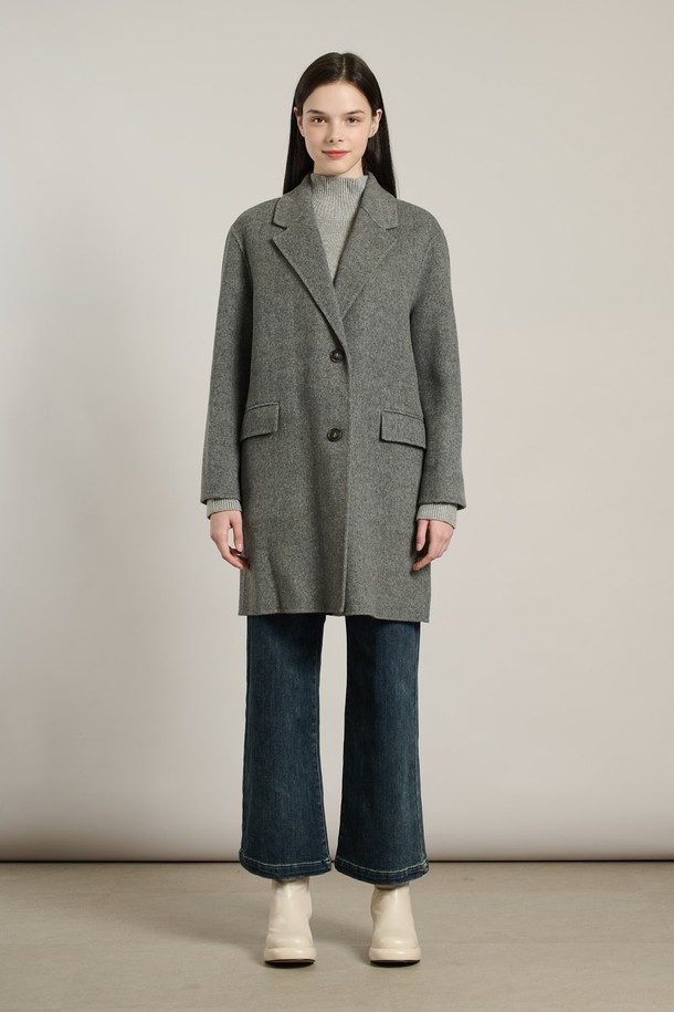 [25WT] 체크싱글 핸드메이드 코트 - CHARCOAL GRAY A5WAH81498는 여성스러운 실루엣을 연출하는 차콜 그레이 컬러의 핸드메이드 코트입니다. 울과 모 혼방 소재로 제작되어 부드러운 촉감과 뛰어난 보온성을 자랑하며, 가을/겨울 시즌에 착용하기 좋습니다. 미디엄 또는 하프 기장으로, 클래식, 베이직, 모던 스타일을 모두 소화하며, 싱글 버튼 여밈과 카라넥 디자인이 특징입니다. 레귤러핏 또는 루즈핏으로 편안하게 착용 가능하며, 체크 패턴이 세련된 포인트를 더합니다. 오피스룩, 출근룩, 모임룩 등 다양한 TPO에 활용하여 시크하고 미니멀한 스타일을 연출해보세요.
