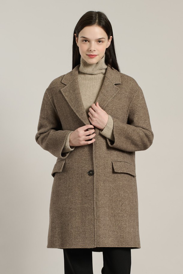 **[25WT] 체크 싱글 핸드메이드 코트 - BROWN A5WAH81474**

세련된 브라운 컬러의 여성용 체크 싱글 핸드메이드 코트입니다. 가을, 겨울 시즌에 어울리는 두꺼운 두께감으로 따뜻하게 착용할 수 있으며, 모, 나일론, 울 혼방 소재로 제작되어 부드러운 촉감을 선사합니다. 롱 또는 미디엄 기장의 코트로, 라펠 디테일과 긴 소매가 클래식하고 모던한 스타일을 연출합니다. 오피스룩, 모임룩, 데이트룩 등 다양한 TPO에 활용 가능하며, 미니멀하고 시크한 STYLE을 완성합니다. 레귤러 핏으로 편안하게 착용할 수 있는 베이직한 디자인의 코트입니다.
