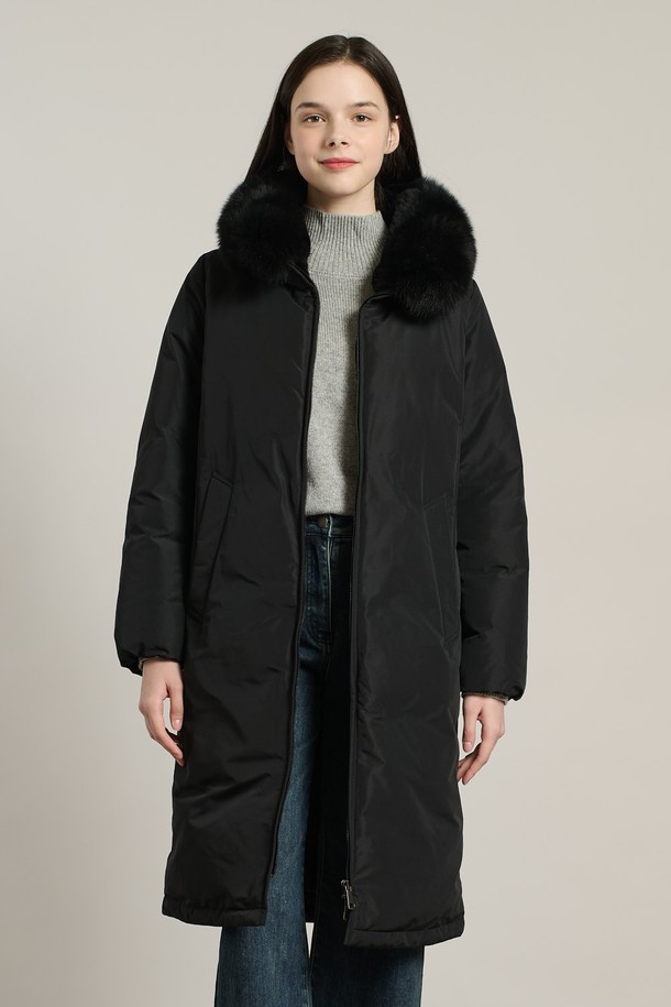 [25WT] 퍼카라 럭셔리다운 - BLACK A5WBF84799는 여성스러운 겨울 스타일을 완성하는 롱 기장의 다운 재킷입니다. 슬림핏 디자인에 블랙과 다크 그레이 컬러로 모던하고 우아한 분위기를 연출합니다. 부드러운 촉감의 폴리에스테르 소재와 토끼, 여우 천연 모피 퍼 카라가 고급스러움을 더합니다. 집업 스타일이며, 퍼 카라는 분리 가능하여 다양한 스타일을 연출할 수 있습니다. 솜털 80%, 깃털 20%의 충전재로 보온성을 높여 오피스룩, 모임룩, 연말 모임룩 등 다양한 TPO에 활용 가능하며 클래식, 미니멀, 시크한 스타일을 즐기는 분들께 추천합니다.
