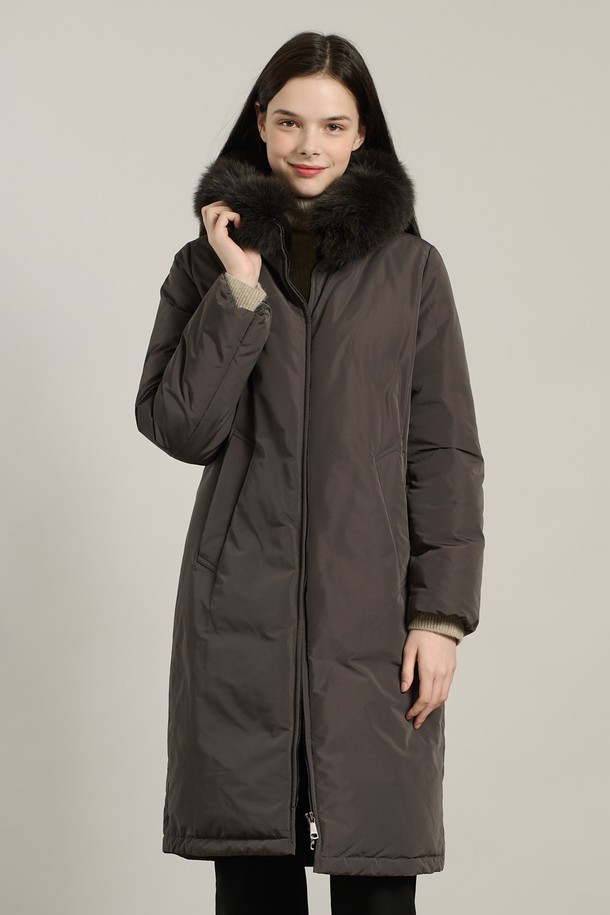 [25WT] 퍼카라 럭셔리다운 - DARK GRAY A5WBF84717는 여성 고객을 위한 롱 기장의 다운 점퍼입니다. 밍크, 여우털, 토끼털 등 고급 소재가 사용되었으며, 다크 그레이 및 블랙 컬러로 출시되었습니다. 루즈핏 디자인에 부드러운 촉감과 두꺼운 두께로 따뜻함을 더하며, 퍼 카라와 허리/아랫단 스트링 조절, 포켓 디테일이 특징입니다. 캐주얼, 미니멀한 스타일로 출근룩에 적합하며, 집업 여밈 방식과 긴 소매 기장으로 세련된 분위기를 연출합니다. 솜털 80%, 깃털 20%의 충전재를 사용하여 보온성을 높였습니다.
