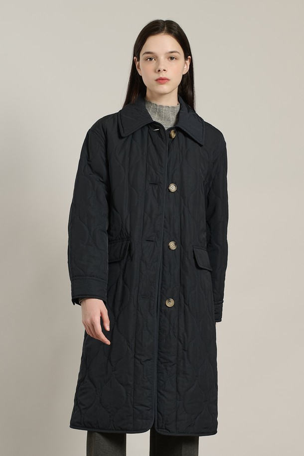 [25WT] 물결퀼팅 롱패딩점퍼 - DARK NAVY A5WAR12256는 여성용 롱패딩 점퍼로, 겨울철 일상, 캐주얼, 여행 등 다양한 상황에서 활용하기 좋습니다. 세련된, 클래식, 모던한 스타일을 연출하며, DARK NAVY 및 KHAKI 두 가지 색상으로 만나볼 수 있습니다. 물결 퀼팅, 넉넉한 기장감, 소매 및 힙 라인 디테일이 돋보이며, 레귤러핏으로 편안하게 착용 가능합니다. 폴리에스테르와 나일론 혼방 소재로 제작되어 두껍고 따뜻하며, 여행룩과 출근룩에 모두 잘 어울립니다.
