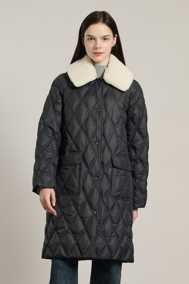 [25WT] 디테쳐블 카라 구스다운 - 다크 네이비 A5WAF81756는 여성스러운 스타일을 강조하는 겨울 아우터입니다. 다크 네이비와 카키 두 가지 색상으로 출시되었으며, 롱 기장의 레귤러핏으로 제작되었습니다. 부드러운 촉감의 폴리에스터, 아크릴, 거위 솜털, 깃털 소재를 사용하여 보온성을 높였으며, 다이아몬드 퀼팅과 탈부착 가능한 카라, 퍼(Fur) 디테일이 특징입니다. 캐주얼, 클래식, 모던 스타일을 모두 아우르며, 일상 및 여행룩에 활용하기 좋습니다. 싱글 버튼, 스냅, 지퍼 여밈 방식과 넉넉한 포켓 디자인으로 실용성을 더했습니다.
