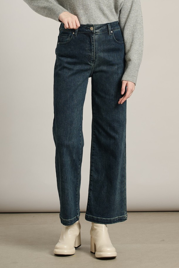 [25WT] 기모스판 와이드 데님 팬츠 - BLACK NAVY A5WAP35659는 여성용 데님 팬츠입니다. 블랙 네이비 컬러의 무지 디자인으로, 캐주얼 및 베이직 스타일을 연출하기 좋습니다. 두꺼운 두께감의 긴 기장 와이드 핏으로 제작되었으며, 면, 폴리에스터, 폴리우레탄, 스판덱스, 데님, 기모 소재를 사용하여 부드러운 촉감과 따뜻함을 느낄 수 있습니다. 허리 부분은 편안한 착용감을 제공하며, 포켓 디테일이 있습니다. 겨울철 일상복으로 활용하기에 적합합니다.
