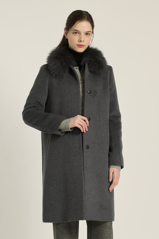 [25WT] 퍼카라 라마 코트 - DARK BLUE B5DBH84254는 겨울 시즌을 위한 여성 코트입니다. 다크 블루 색상의 무지 패턴으로 클래식, 우아함, 모던한 스타일을 연출합니다. 롱 또는 미디엄 기장의 레귤러 핏 싱글 버튼 코트로, 부드러운 촉감의 라마, 모, 폴리에스터, 폴리우레탄, 천연모피 혼방 소재로 제작되었습니다. 퍼 카라는 탈부착이 가능하며, 안쪽 포켓이 있어 실용성을 더했습니다. 오피스룩, 모임룩, 연말 모임룩에 시크하고 미니멀한 스타일로 코디하기 좋습니다.
