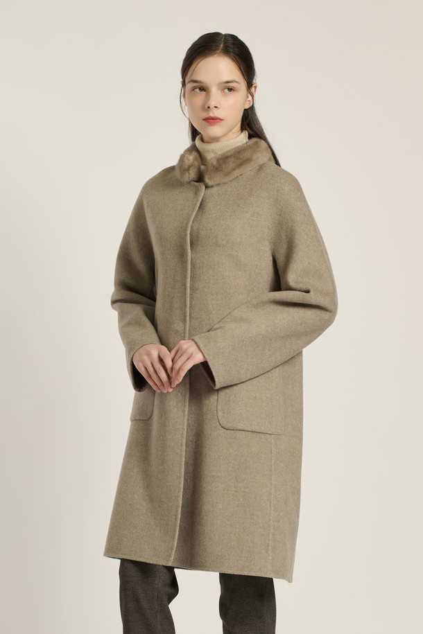 [25WT] 밍크 카라 핸드메이드 코트 - DARK BEIGE B5DAH83273는 우아하고 세련된 스타일을 연출하는 여성용 코트입니다. 다크 베이지 및 블랙 색상으로 출시되어 있으며, 롱 기장의 슬림핏 디자인이 특징입니다. 모, 폴리에스터, 밍크 소재를 사용하여 부드러운 촉감을 선사하며, 겨울철 오피스룩과 모임룩에 적합합니다. 밍크 트리밍 카라와 싱글 버튼 여밈, 그리고 긴 소매 디자인이 클래식하고 미니멀한 매력을 더합니다. 핸드메이드 싱글 코트로, 일상에서도 고급스러운 분위기를 연출할 수 있습니다.
