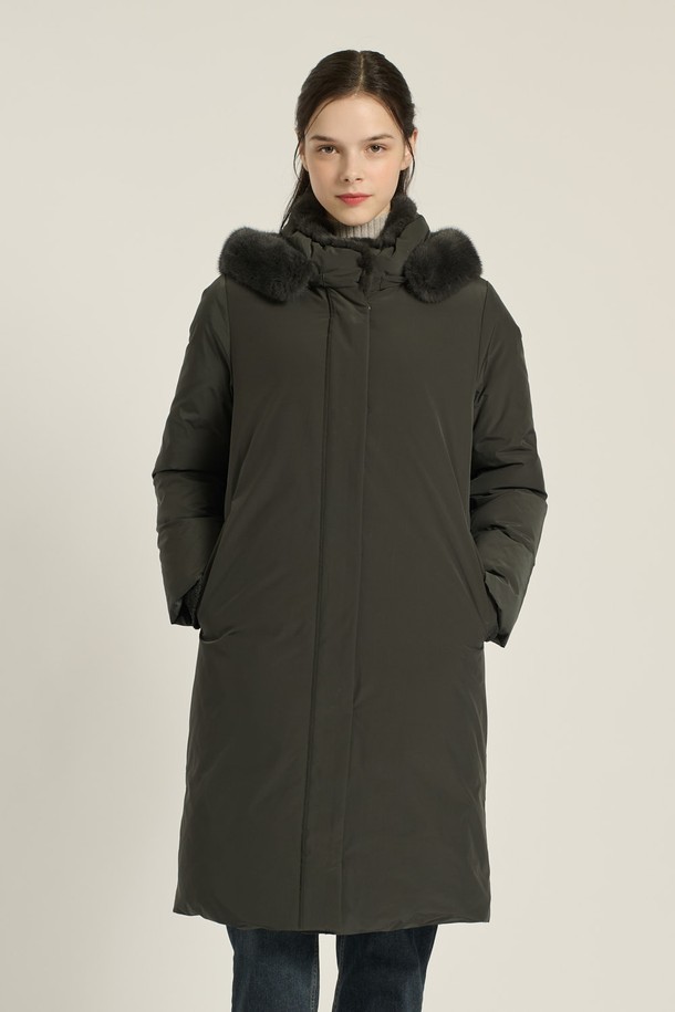 [25WT] 퍼 카라 후드 구스다운은 여성용 점퍼로, 롱 기장의 슬림핏 디자인이 특징입니다. DARK GRAY와 BLACK 두 가지 색상으로 제공되며, 퀄팅 무늬가 돋보이는 모던하고 우아한 스타일을 연출합니다. 겉감은 부드러운 촉감의 폴리에스터, 모, 나일론, 캐시미어, 밍크 소재를 사용했으며, 안감은 구스다운 충전재로 채워져 뛰어난 보온성을 자랑합니다. 지퍼와 스냅으로 여밀 수 있으며, 후드와 퍼 카라 디테일이 고급스러움을 더합니다. 출근룩, 오피스룩, 모임룩 등 다양한 TPO에 활용 가능한 겨울철 필수 아우터입니다.
