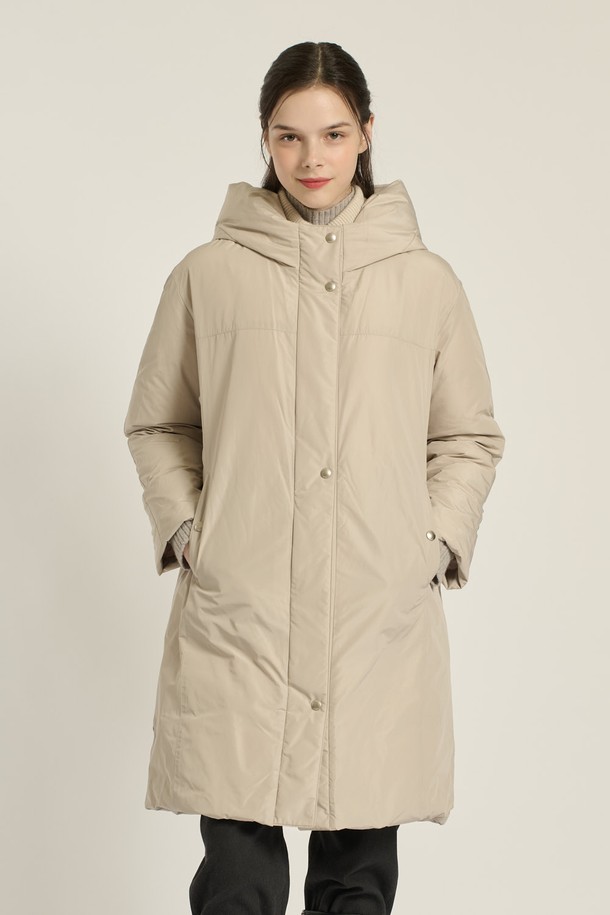 [25WT] 니트넥 후드 구스다운은 여성용 아우터로, 겨울철 출근룩에 적합한 구스다운 점퍼입니다. 롱 기장의 레귤러핏으로, LIGHT BEIGE와 M BROWN 두 가지 컬러로 제공됩니다. 부드러운 촉감의 폴리에스테르, 모, 나일론, 야크 혼방 소재에, 두꺼운 두께감으로 보온성을 높였습니다. 니트넥 후드 디자인과 지퍼 및 스냅 여밈 방식, 무지 패턴이 심플하고 세련된, 미니멀하고 클래식한 스타일을 연출합니다. 긴 소매 기장과 구스다운 충전재로 따뜻함을 더했습니다.
