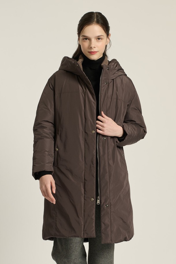 [25WT] 니트넥 후드 구스다운 - M BROWN (B5DAF83679)은 여성스러운 겨울 스타일을 완성하는 필수 아우터입니다. 보온성이 뛰어난 구스다운 충전재(솜털 80%, 깃털 20%)와 두꺼운 두께감으로 추운 날씨에도 따뜻하게 착용할 수 있습니다. 롱 기장에 레귤러 핏으로, 캐주얼, 미니멀, 클래식 무드를 모두 소화하며, 여행룩과 출근룩 등 다양한 TPO에 활용 가능합니다. M BROWN, LIGHT BEIGE 두 가지 컬러로 출시되었으며, 니트넥과 울 배색 디테일이 돋보이는 디자인입니다. 지퍼와 스냅으로 여밈 방식을 제공하며, 부드러운 촉감과 긴 소매 기장이 특징입니다.
