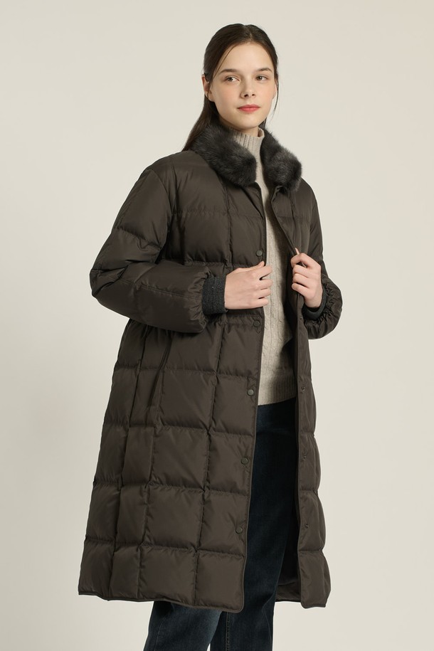 [25WT] 밍크 트리밍 구스다운은 여성용 아우터로, 다크 그레이와 브라운 두 가지 색상으로 출시되었습니다. 롱 기장의 다운 코트로, 겨울철 여행룩과 출근룩에 모두 잘 어울립니다. 부드러운 촉감의 밍크 트리밍이 우아함과 고급스러움을 더하며, 퀄팅 무늬와 레귤러핏으로 모던하고 캐주얼한 스타일을 연출합니다. 폴리에스테르, 나일론, 모, 밍크, 솜털, 깃털 등 다양한 소재로 제작되었으며, 두꺼운 두께감과 긴 소매, 스냅 여밈 방식이 특징입니다. 보온성과 경량성을 갖춰 편안하게 착용할 수 있습니다.
