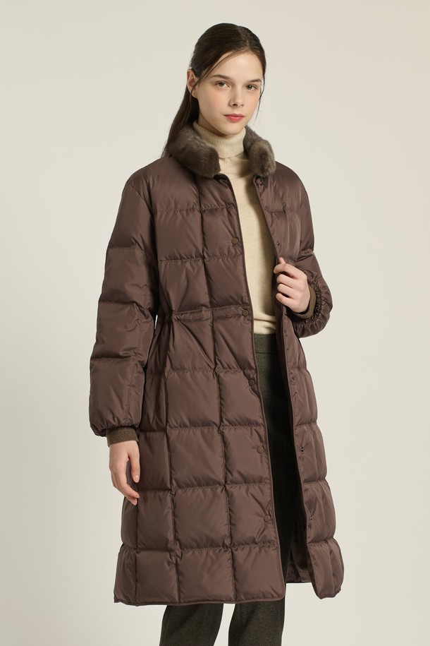 [25WT] 밍크 트리밍 구스다운은 여성용 겨울 아우터로, 우아하고 클래식한 스타일을 연출합니다. 부드러운 촉감의 롱 기장 퀄팅 디자인으로, 브라운과 다크 그레이 두 가지 컬러로 만나볼 수 있습니다. 밍크 트리밍과 구스다운 충전재가 고급스러움과 보온성을 동시에 선사하며, 스냅 여밈 방식으로 간편하게 착용 가능합니다. 출근룩, 모임룩, 연말 모임룩 등 다양한 TPO에 활용 가능하며, 미니멀하고 시크한 스타일을 완성합니다.
