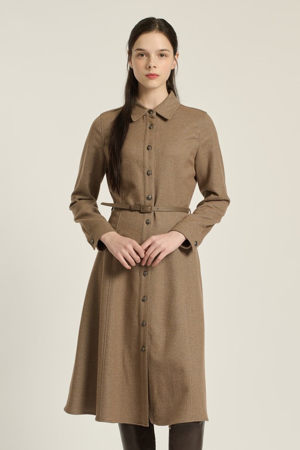 세련된 무드의 여성 셔츠 카라 벨티드 원피스입니다. M BEIGE 컬러와 블랙 컬러로 출시되었으며, 부드러운 촉감의 모, 울, 레이온, 폴리에스테르, 나일론, 폴리우레탄 혼방 소재로 제작되었습니다. 허리 벨트와 싱글 버튼, A라인 스커트, 롱 & 맥시 기장으로 우아하고 모던한 스타일을 연출합니다. 안감이 있어 편안하게 착용 가능하며, 오피스룩, 하객룩, 모임룩 등 다양한 TPO에 활용 가능합니다. 클래식하고 미니멀한 디자인으로, 겨울철 세련된 스타일을 완성해 보세요.
