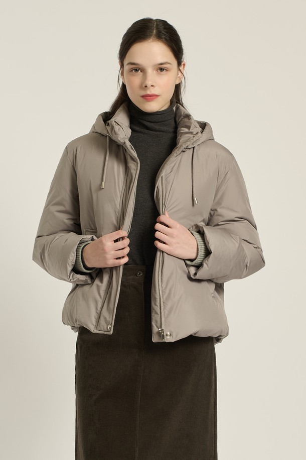 [25WT] 구스다운 드로우스트링 후드 점퍼 - LIGHT KHAKI B5D9F80881는 여성용 아우터, 점퍼입니다. 캐주얼, 세련된, 고급스러운, 감각적인 스타일을 추구하며, 일상과 여행에 모두 활용 가능한 숏 기장의 겨울 점퍼입니다. 라이트 카키와 다크 브라운 두 가지 색상으로 제공되며, 부드러운 촉감의 폴리에스터, 구스다운, 모, 나일론 소재를 사용하여 두꺼운 두께감과 높은 보온성을 자랑합니다. 후드와 드로우스트링, 그리고 은은한 광택감이 돋보이는 디자인으로, 여행룩에 훌륭하게 어울립니다.
