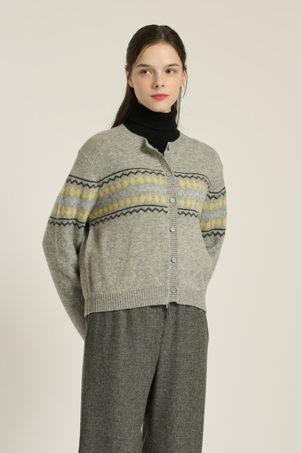 [25WT] 다이아 페어아일 가디건 - M GRAY B5DAK12516은 여성 의류 니트/스웨터 카테고리에 속하는 레귤러핏 가디건입니다. M GRAY 및 CHARCOAL GRAY 두 가지 색상으로 제공되며, 가을, 겨울에 착용하기 좋습니다. 모, 나일론, 라이오셀, 알파카 혼방 소재로 제작되어 부드러운 촉감을 선사하며, 라운드넥에 긴소매, 두꺼운 두께감으로 따뜻함을 더합니다. 다이아, 페어아일 패턴이 돋보이는 클래식, 캐주얼, 미니멀 스타일의 가디건으로 모임룩, 출근룩에 활용하기 좋습니다.
