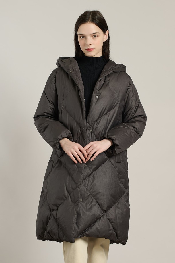 [25WT] 빅다이아 퀼팅다운 DARK GRAY A5WAF82417는 여성용 겨울 아우터 점퍼입니다. 롱 기장의 루즈핏으로, 여행룩과 캠핑룩에 어울리는 캐주얼, 미니멀, 클래식 스타일을 연출할 수 있습니다. 톤 다운된 다크 그레이 컬러와 부드러운 촉감의 나일론, 폴리에스터 혼방 소재로 제작되었으며, 두꺼운 두께감으로 보온성을 높였습니다. 빅다이아 퀼팅 디자인과 후드, 거위털 충전재, 스냅 여밈 방식이 특징입니다. 
