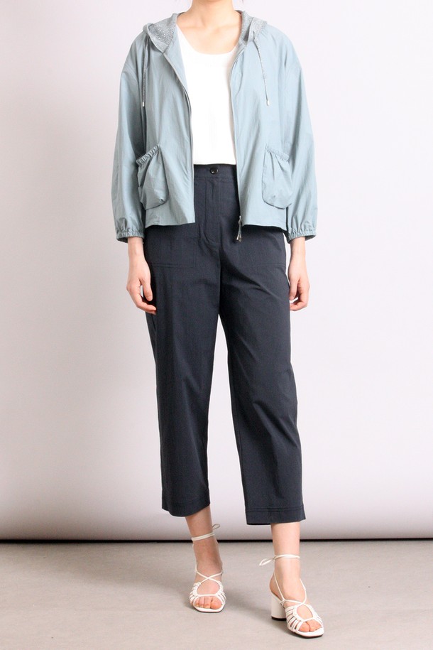 [25SU] 니트 후드 점퍼는 가벼운 착용감의 여성용 아우터로, 일상에서 캐주얼하고 베이직한 스타일을 연출하기에 좋습니다. 얇은 두께의 나일론, 레이온 혼방 소재로 제작되었으며, 부드러운 촉감을 자랑합니다. LIGHT BLUE 색상에 후드 스트링 조절, 아웃 포켓 스트링, 매끄러운 지퍼 디테일까지 더해진 긴소매 레귤러핏 니트 후드 점퍼입니다.
