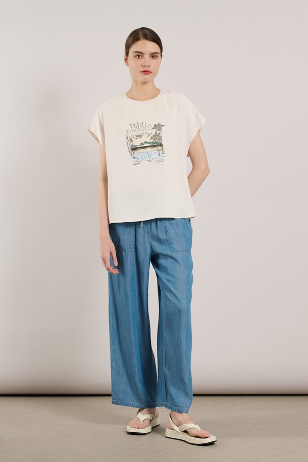 [25SU] 썸머 프린트 블라우스는 부드러운 폴리에스터와 폴리우레탄 혼방 소재로 제작되어 가볍고 편안한 착용감을 선사합니다. 라운드넥에 반소매 디자인, 루즈핏으로 여유로운 실루엣을 연출하며, 드롭 숄더 디테일이 특징입니다. 아이보리, 다크 네이비 두 가지 색상으로 출시되었으며, 캐주얼하면서도 빈티지한 무드의 프린트가 돋보여 일상복으로 활용하기 좋습니다.
