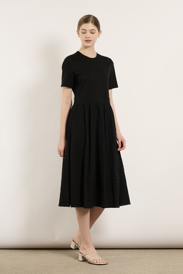 [25SU] 반팔 세트 원피스 - BLACK B5M3O60399는 여름철 일상과 데일리룩에 모두 잘 어울리는 여성용 반팔 원피스입니다. 부드러운 레이온, 폴리에스터, 나일론, 면 혼방 소재로 제작되었으며, 얇은 두께와 A라인 플레어핏으로 우아하고 세련된 무드를 연출합니다. 허리 셔링 디테일과 다리가 길어 보이는 실루엣이 돋보이며, 세트로 구성되어 활용도를 높였습니다.
