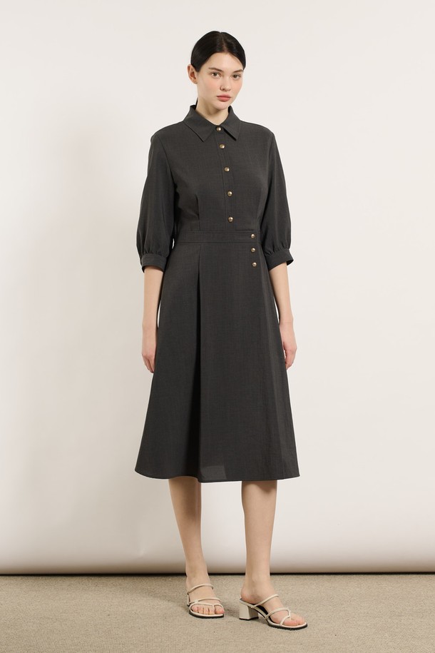 [25SU] 버튼 포인트 포멀 원피스 - CHARCOAL GRAY B5M4O63498은 차콜 그레이 색상의 폴리에스터 소재 포멀 원피스입니다. 7부 소매에 차이나칼라 디자인, A라인 치마, 버튼 디테일이 돋보이며, 어깨선과 허리 라인을 강조하여 클래식하고 포멀한 무드를 연출합니다. 얇은 두께감과 안감으로 여름철 오피스룩, 하객패션, 격식 있는 자리에 적합합니다.
