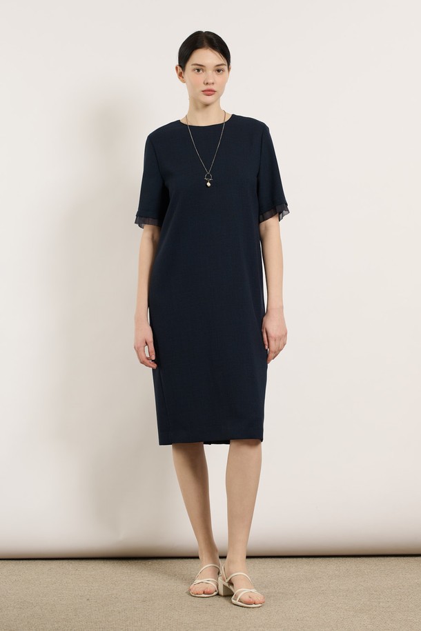 [25SU] 쉬어 소매 스트레이트 원피스는 네이비 색상의 폴리에스터 소재로 제작되었으며, 여름 시즌에 어울리는 여성용 스트레이트 원피스입니다. 우아하고 세련된 무드를 연출하며, 쉬어 소매 디테일과 깔끔한 실루엣이 특징입니다. 격식 있는 모임이나 데일리룩으로 활용하기 좋고, 라운드넥 디자인에 안감이 있어 편안하게 착용할 수 있습니다.
