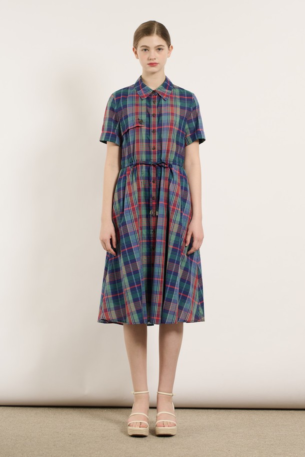 [25SU] 스트링 체크 반소매 원피스 - GREEN 색상으로, 세련되고 자연스러운 무드를 연출합니다. 면 소재의 체크 패턴이 돋보이며, 허리 스트링 디테일과 무릎 아래 기장으로 잘록한 핏을 선사하는 여성용 반소매 원피스입니다. 칼라 네크라인과 소매 끝단 버튼, 안감 디자인으로 일상 또는 특별한 자리에도 잘 어울립니다.
