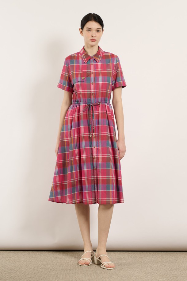 여성스러운 무드를 연출하는 [25SU] 스트링 체크 반소매 원피스는 핑크 컬러와 체크 패턴이 돋보이는 아이템입니다. 부드러운 면 소재로 제작되었으며, 허리 스트링 디테일과 여유로운 핏으로 편안하게 착용할 수 있습니다. 안감은 면 100%로 제작되었고, 버튼업 디자인으로 스타일리시한 데일리룩을 완성해보세요.
