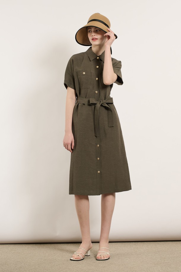 [25SU] 투포켓 린넨 벨티드 원피스는 여름 시즌에 어울리는 카키 색상의 H라인 벨티드 원피스입니다. 마, 레이온, 폴리에스터 혼방 소재로 제작되어 부드러운 촉감을 느낄 수 있으며, 슬림핏 디자인으로 여성스러운 실루엣을 연출합니다. 셔츠칼라와 반소매, 더블 포켓 디테일, 벨트 세트 구성으로 일상복은 물론 포멀한 스타일에도 활용하기 좋습니다.
