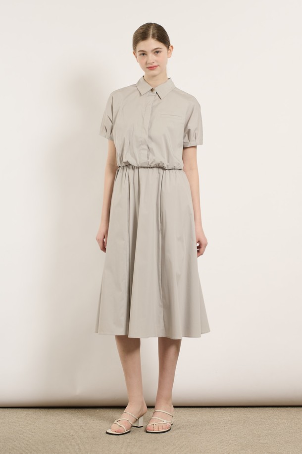 [25SU] 셔링 웨이스트 원피스는 라이트 그레이 색상의 여성용 A라인 플레어 원피스입니다. 부드러운 면, 나일론, 폴리우레탄, 폴리에스터 혼방 소재로 제작되었으며, 얇은 두께로 여름철에 시원하게 착용 가능합니다. 셔링 디테일과 웨이스트 라인 강조로 우아하고 여성스러운 실루엣을 연출하며, 라운드넥 디자인과 반소매, 안감으로 일상에서 편안하게 입을 수 있는 루즈핏 원피스입니다.
