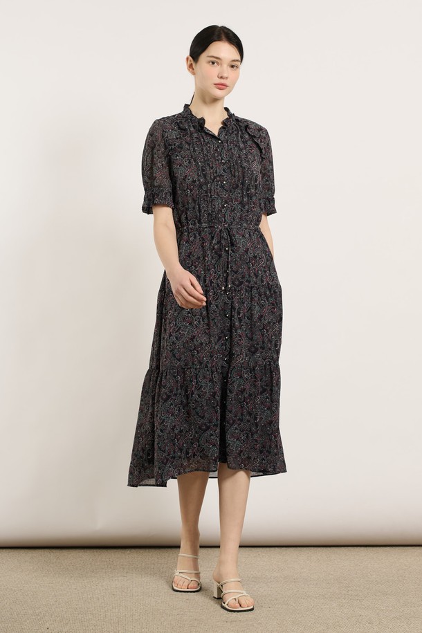 여성스러운 매력을 더하는 [25SU] 에스닉 프릴 캉캉 원피스입니다. 다크 네이비 컬러의 플라워 패턴이 돋보이며, 얇은 두께감으로 여름철 시원하게 착용하기 좋습니다. 라운드넥에 루즈핏, 반소매 디자인으로 편안함과 에스닉한 무드를 동시에 연출하며, 캉캉 치마 타입과 프릴 디테일이 사랑스러운 분위기를 더합니다.
