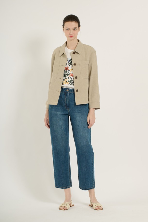 [25SU] 린넨 싱글 셔츠형 자켓은 얇은 두께의 면, 린넨 혼방 소재로 제작되어 여름철에도 시원하고 편안하게 착용할 수 있습니다. 베이지 색상의 루즈핏 셔츠자켓 스타일로, 미니멀하고 베이직한 무드를 연출하며 일상에서 활용하기 좋습니다. 앞면 포켓과 고급스러운 버튼 디테일이 더해졌으며, 우수한 환기성으로 쾌적함을 유지해 줍니다.
