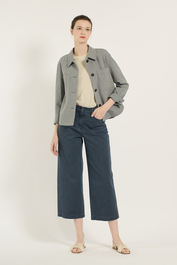 [25SU] 린넨 싱글 셔츠형 자켓은 넉넉한 포켓 디테일과 자연스러운 실루엣이 돋보이는 여성용 아우터입니다. 다크 블루 색상의 루즈핏 셔츠자켓으로, 면과 린넨 혼방 소재를 사용하여 얇고 시원한 착용감을 제공하며 여름철 데일리 및 실내 활동에 적합합니다. 무지 패턴의 긴소매 디자인으로 다양한 스타일링이 가능합니다.
