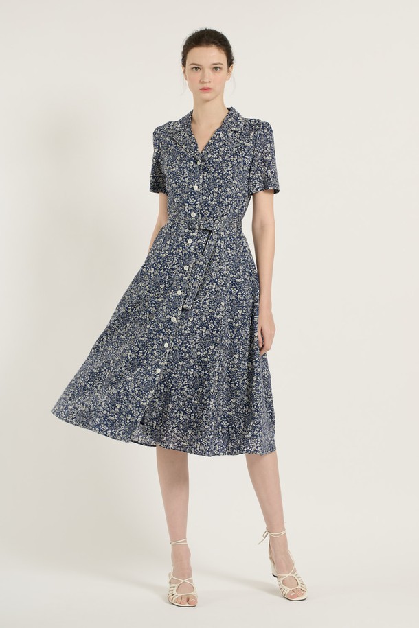 [25SU] A라인 원피스는 여성스러운 실루엣을 연출하는 A라인 디자인의 네이비 및 그린 컬러 원피스입니다. 면과 폴리에스터 혼방 소재에 플라워 패턴이 더해져 우아하고 클래식한 분위기를 자아내며, V넥 라인과 허리 라인 강조 디자인으로 세련된 핏을 선사합니다. 반소매 기장과 안감, 단추 디테일, 소매 끝 섬세한 마감 처리로 여름철 일상에서 편안하고 스타일리시하게 착용할 수 있습니다.
