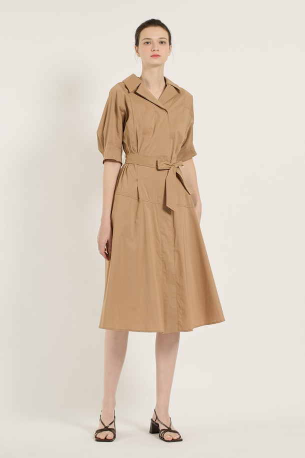 [25SU] 허리 스모킹 원피스 - M BEIGE B5B4I68172는 여성 고객을 위한 여름 원피스입니다. 부드러운 촉감의 면, 나일론, 폴리우레탄 혼방 소재로 제작되었으며, 허리 스모킹 디테일과 A라인 스커트가 클래식하고 우아한 분위기를 자아냅니다. 중간 소매 기장으로 팔 라인이 가늘고 길어 보이는 효과를 주며, 데이트룩, 카페룩, 모임룩 등 다양한 TPO에 어울립니다. 미니멀하고 로맨틱한 스타일을 연출하기 좋으며, 다양한 스타일의 구두와 매치하여 개성 있는 스타일을 완성할 수 있습니다.
