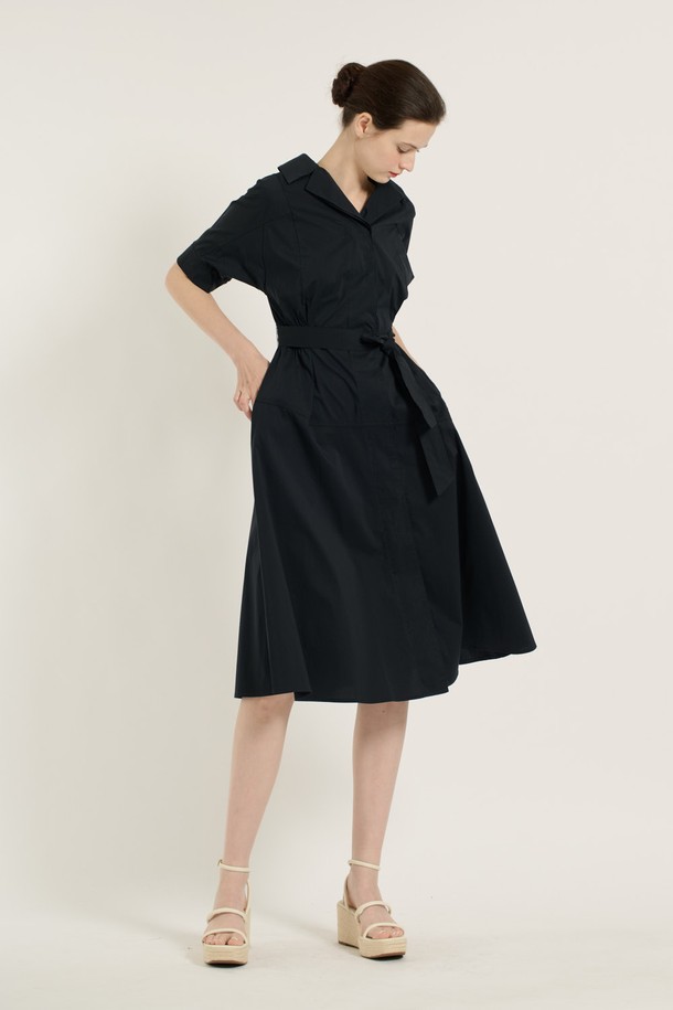 세련된 스타일을 연출하는 [25SU] 허리 스모킹 원피스 - 네이비입니다. 부드러운 면, 나일론, 폴리우레탄 혼방 소재로 제작되어 편안한 착용감을 선사합니다. 허리 스모킹 디테일과 허리 끈이 더해져 우아하고 여성스러운 실루엣을 강조하며, A라인 플레어 스커트가 자유로운 움직임을 돕습니다. 무릎 아래 기장의 슬림핏 브이넥 디자인으로 데이트룩, 카페룩, 모임룩 등 다양한 TPO에 활용 가능하며, 클래식, 미니멀, 로맨틱 스타일을 즐겨 입는 여성분들께 추천합니다. 얇은 두께감의 반소매 디자인으로 여름철 시원하게 착용할 수 있습니다.
