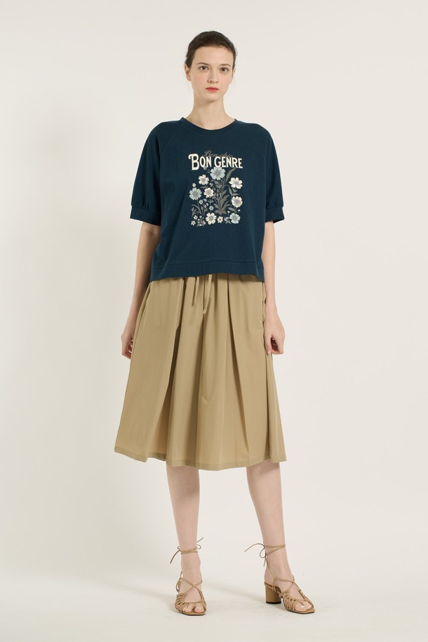 [25SU] BCBG 썸머 플라워 티셔츠는 페트롤, 아이보리, 크림 화이트 색상으로 제공되는 여성용 반소매 티셔츠입니다. 면 소재의 루즈핏 티셔츠로, 라운드넥 디자인에 플리츠 소매 디테일과 입체적인 플라워 패턴이 특징입니다. 얇고 부드러운 촉감으로 여름철 일상복으로 편안하게 착용할 수 있으며, 자연스러운 드레이프와 활동성이 좋은 실루엣을 선사합니다.
