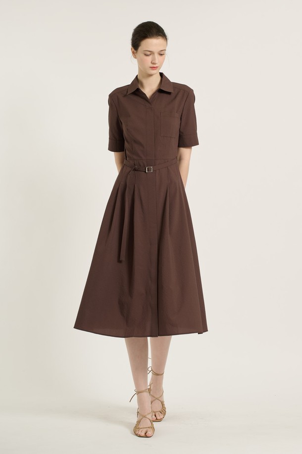 [25SU] 엠보 벨티드 원피스 - BROWN B5B4O62174는 엠보 패턴이 돋보이는 폴리에스터 소재의 브라운 컬러 벨티드 원피스입니다. 허리 벨트와 플레어 스커트 라인이 특징이며, 카라넥 디자인에 반소매 기장으로 여름철 일상복으로 착용하기 좋습니다. 클래식하면서도 엘레강스한 무드를 연출하며, 주머니가 있어 실용성을 더했습니다.
