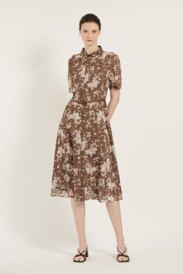 [25SU] 플라워 프린트 체크 원피스는 플라워와 체크 패턴이 조화롭게 어우러진 여성용 A라인 플레어 원피스입니다. 얇고 부드러운 폴리에스터 소재로 제작되어 여름철에도 시원하게 착용할 수 있으며, 슬림핏 디자인과 셔츠칼라, 허리 벨트 디테일이 우아하고 엘레강스한 무드를 연출합니다. 브라운 색상으로 제공되며, 안감이 있어 비침 걱정 없이 일상에서 편안하게 입을 수 있습니다.
