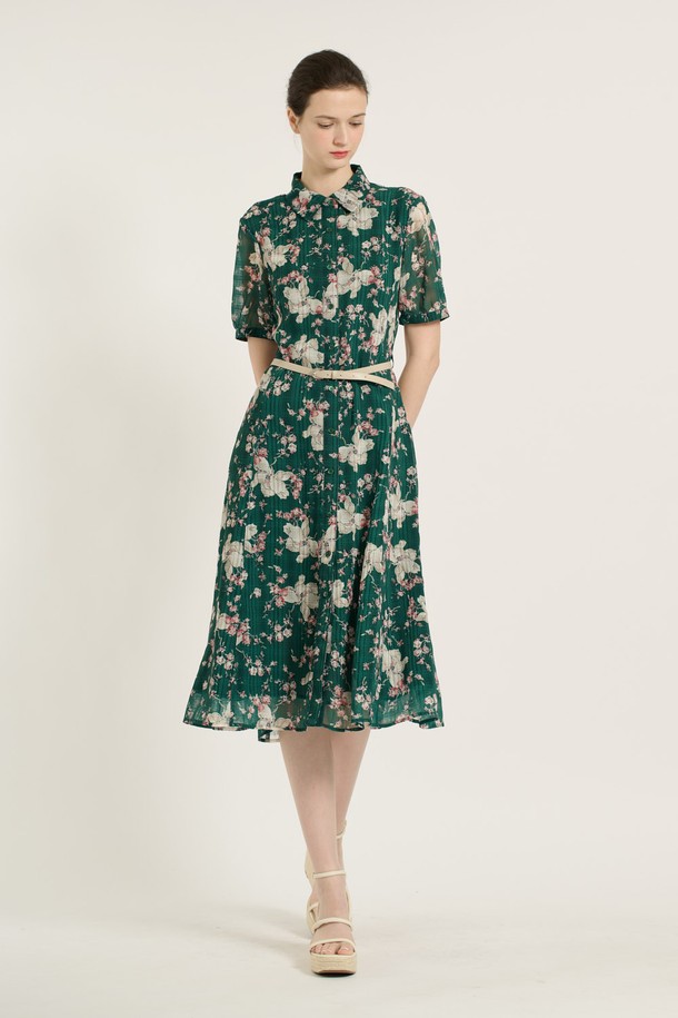 [25SU] 플라워 프린트 체크 원피스는 그린 색상의 플라워, 체크 패턴이 돋보이는 여성용 플레어 원피스입니다. 폴리에스터 소재로 제작되어 가볍고 얇으며, 슬림핏과 반소매 디자인으로 우아하고 클래식한 무드를 연출합니다. 벨트와 안감이 포함되어 있으며, 일상생활에서 편안하게 착용하기 좋은 여름 시즌 아이템입니다.
