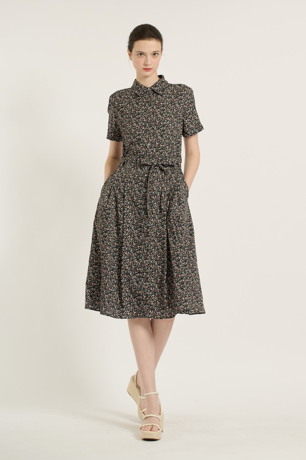 [25SU] 플라워 프린트 원피스는 여성스러운 A라인 핏과 미디 기장으로 우아한 무드를 연출하며, 허리 리본과 버튼 디테일이 포인트입니다. 부드러운 폴리에스터 및 면 혼방 소재에 플라워 패턴이 더해져 일상뿐 아니라 특별한 날에도 돋보이는 스타일을 완성할 수 있습니다. 안감이 있으며, 허리 끈 디테일로 다양한 체형에 잘 어울리는 블랙 색상의 반소매 플라워 프린트 원피스입니다.
